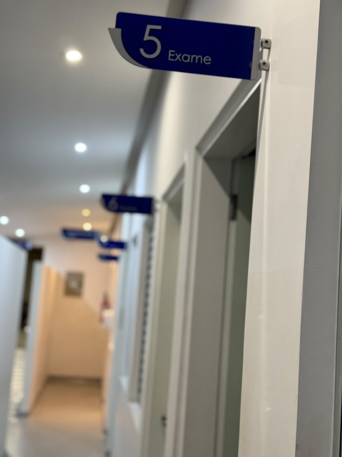 Salas de exames — Corredor sinalizado com salas dedicadas