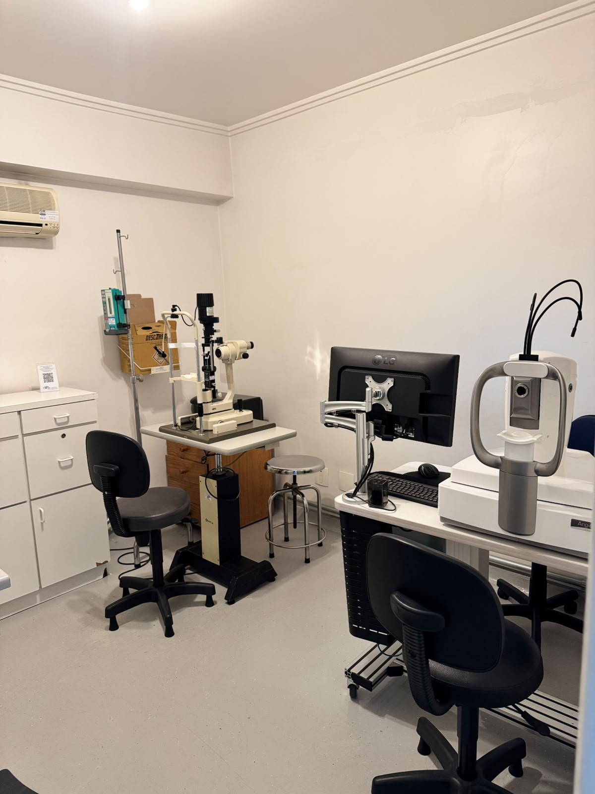 Sala de diagnóstico — Lâmpada de fenda e retinógrafo digital
