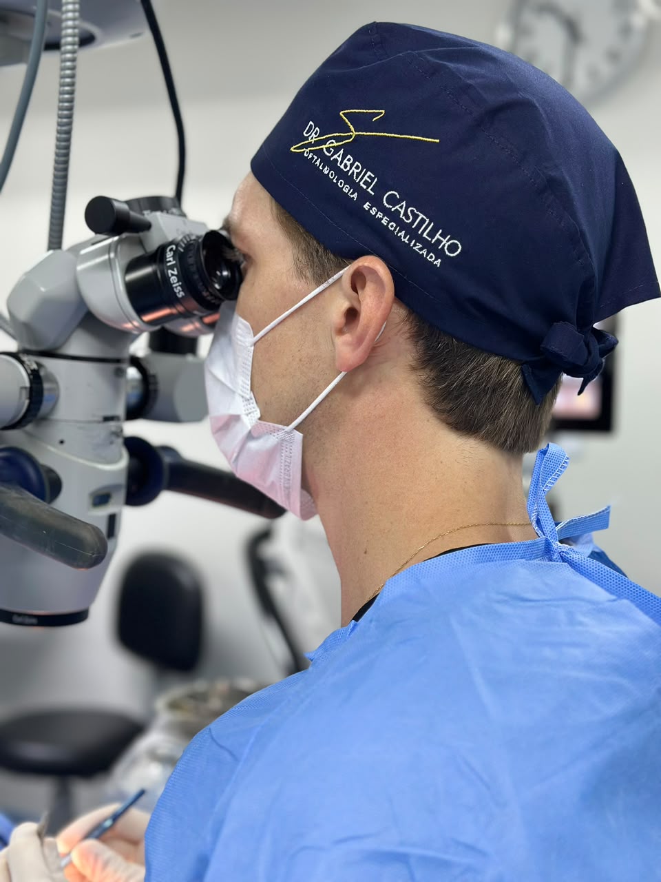 Cirurgião operando no microscópio Carl Zeiss