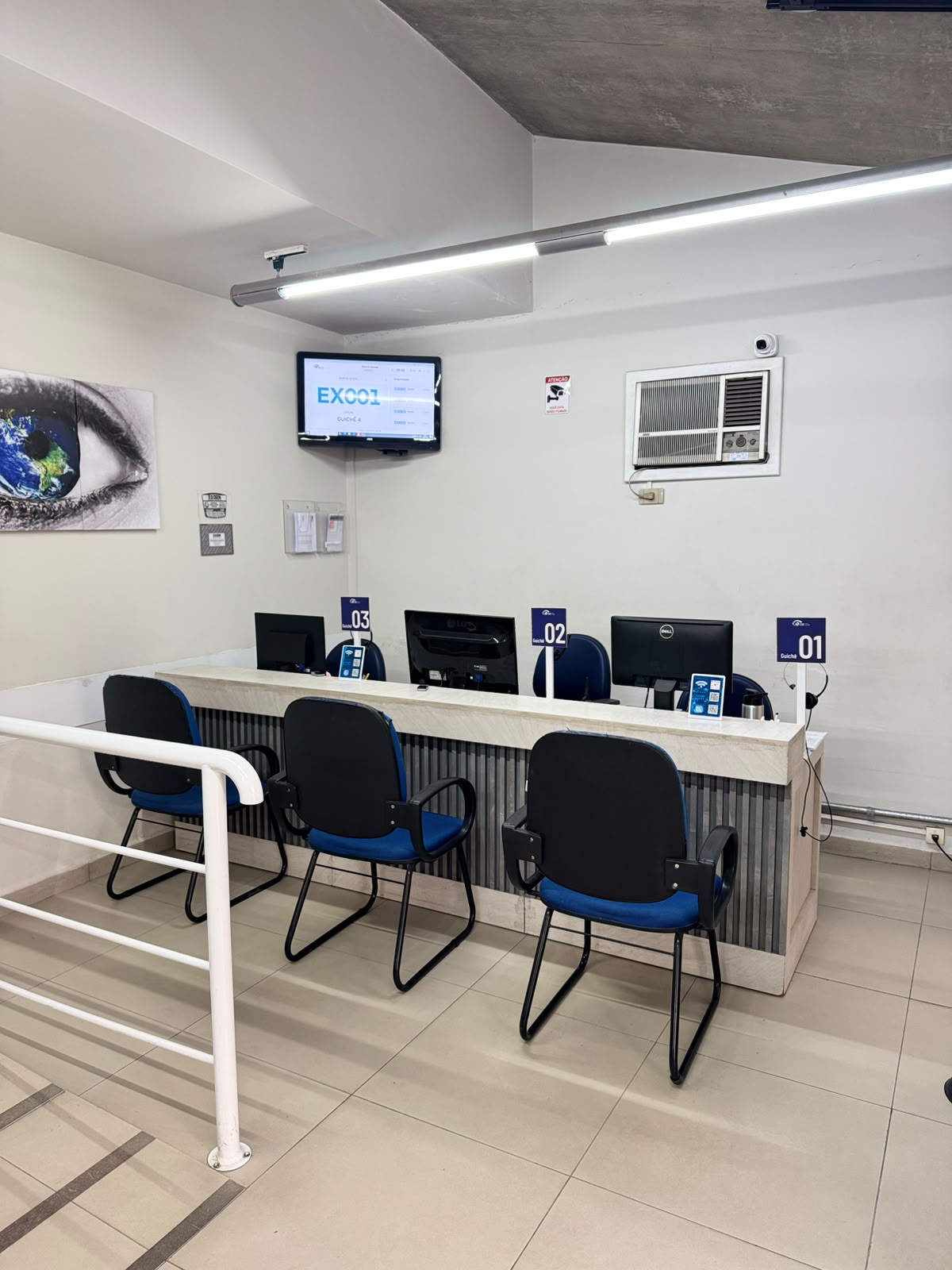 Recepção — Guichês de atendimento e painel de senhas
