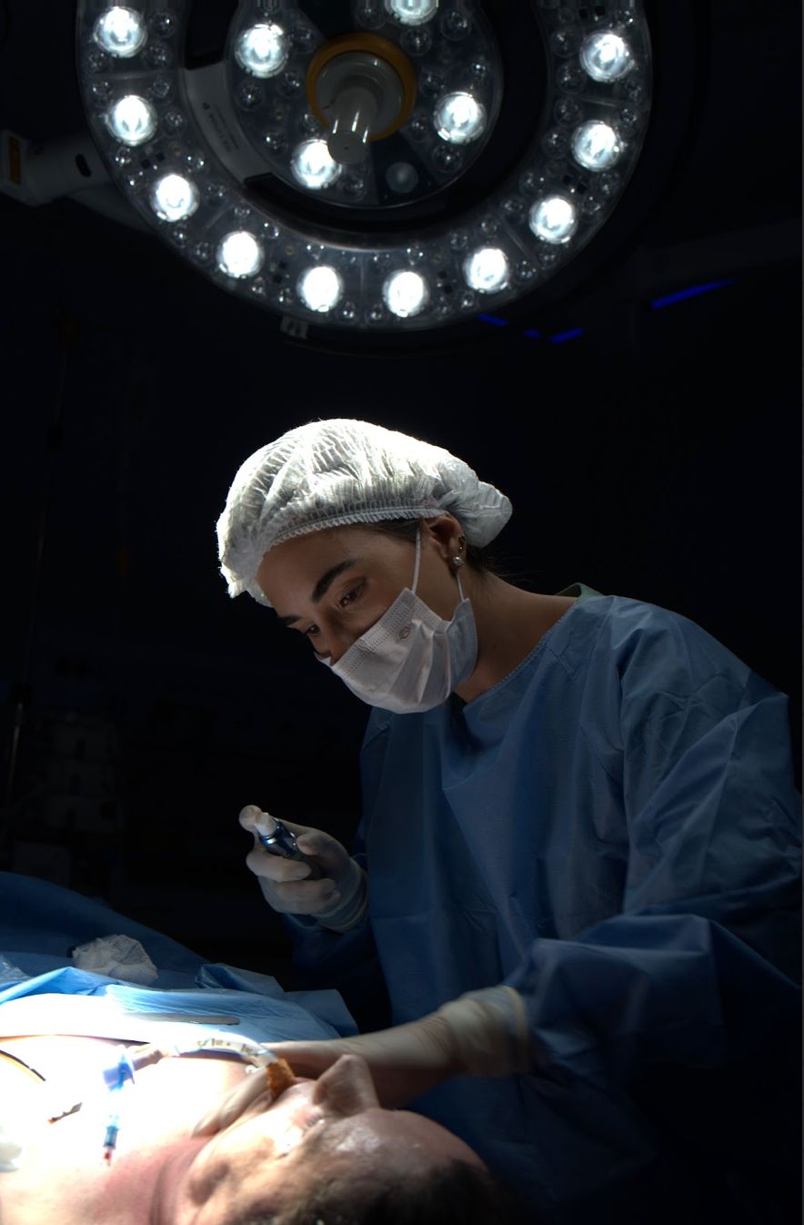 Cirurgiã do COE em procedimento no centro cirúrgico
